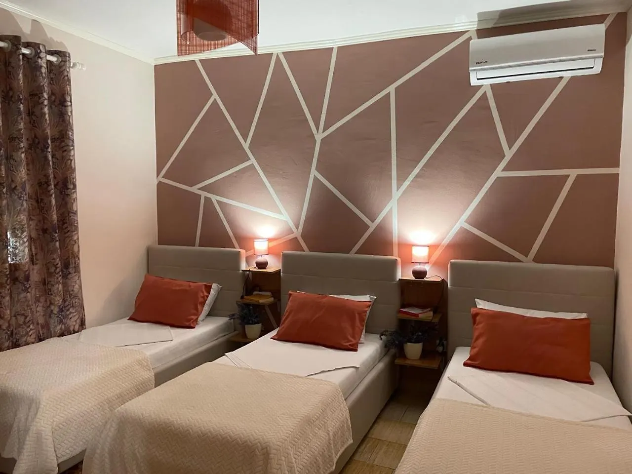 Villa Oni Tirana 0*,  Albania